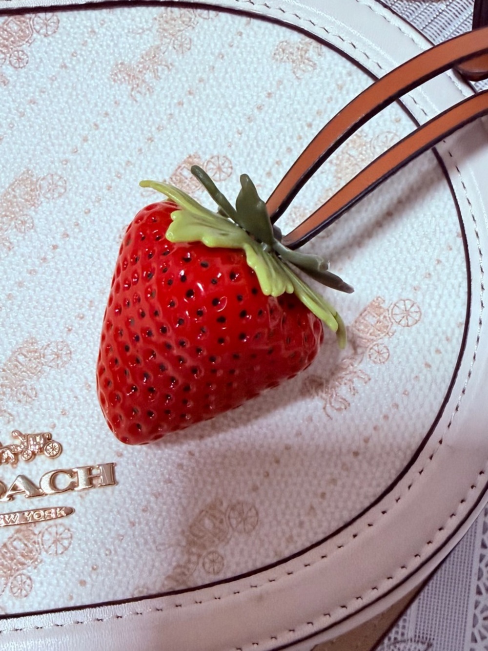 WOW 🍓 Keychain Strawberry Bag Charm faux leather cord fashion/llavero fresa Lujo